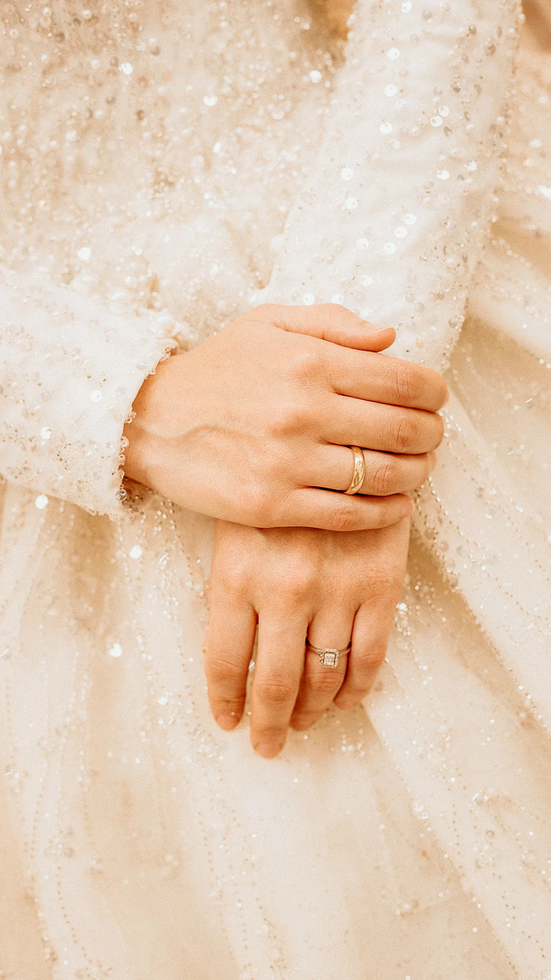Glitzerndes Brautkleid im Detail
