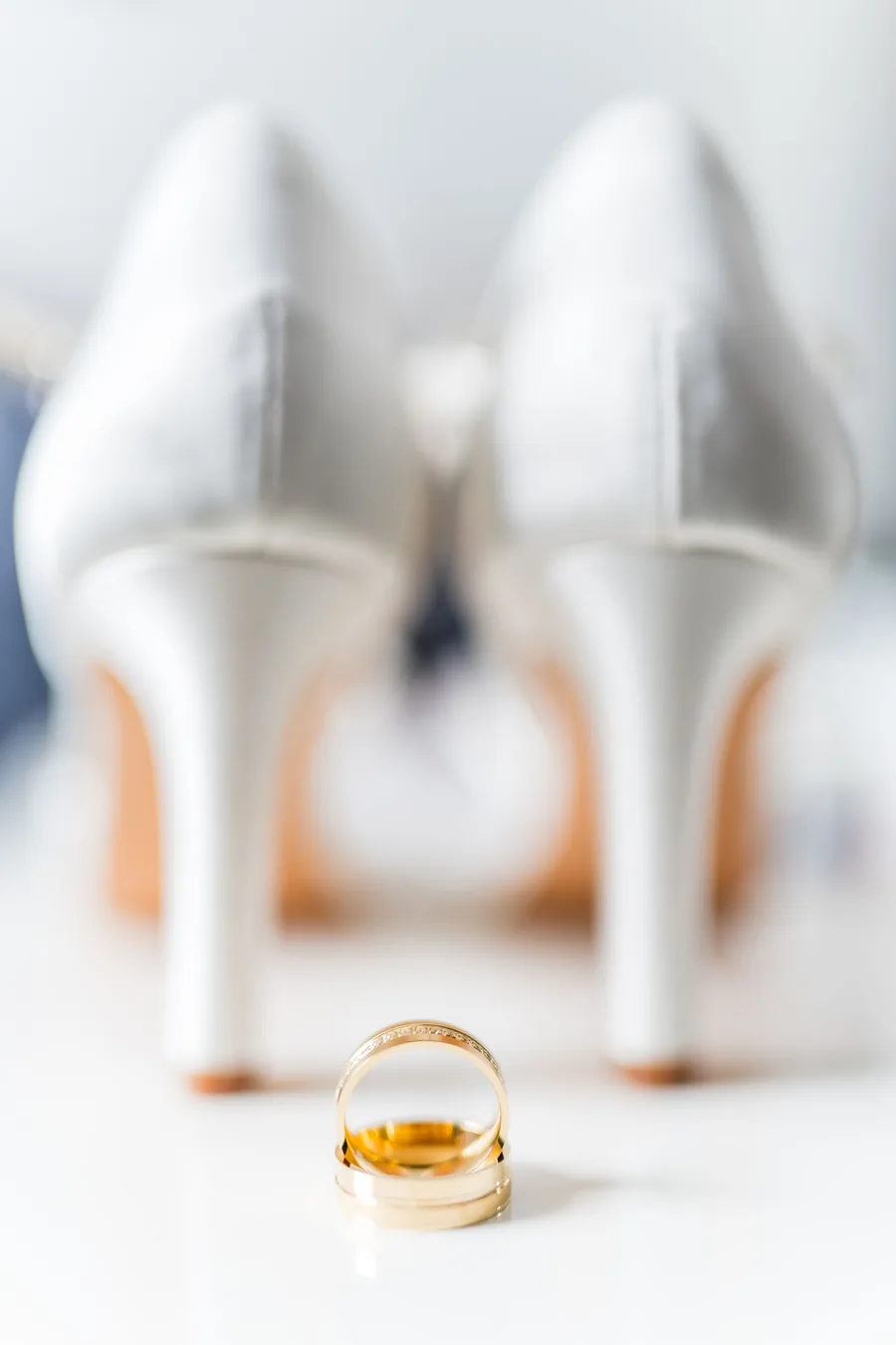 Brautschuhe und Eheringe
