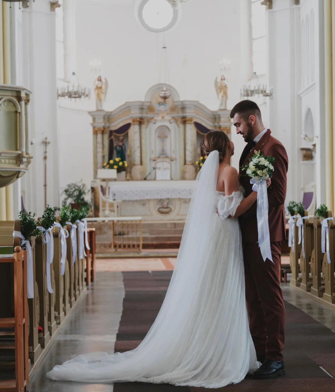 Brautpaar bei der Trauung in der Kirche
